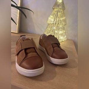 UGG Toddler Size 9 Brown Leather Velcro Shoes